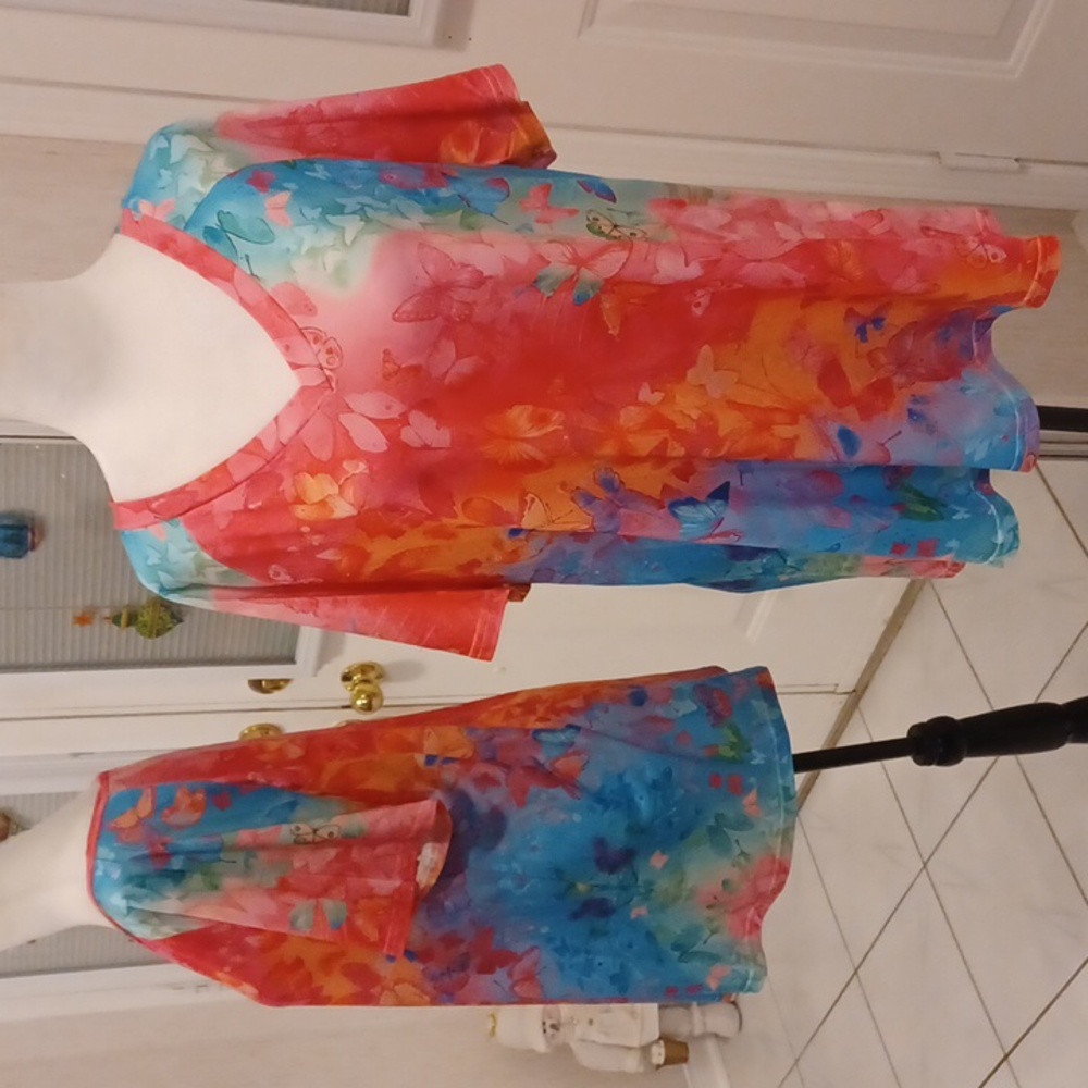 4/$40 New Colourful Butterfly V-Neck Tee - Size 0XL (US12)